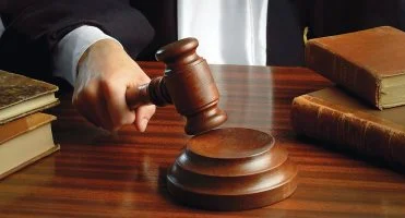 تأجيل محاكمة أطباء وممرضين بتهمة الإهمال الطبى